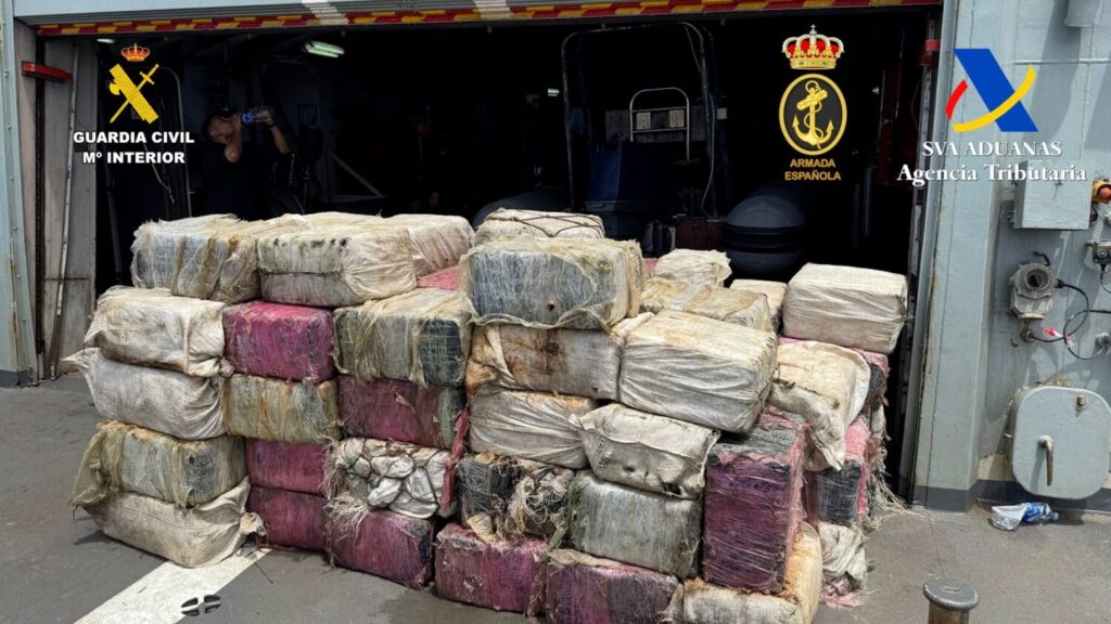 Interceptado un remolcador al oeste de las Islas Canarias que transportaba tres toneladas de cocaína. Imagen cedida por la Guardia Civil.