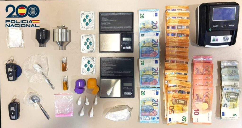Detenidas cuatro personas por tráfico de drogas y blanqueo de capitales en Telde (Gran Canaria). En la imagen, el material incautado. Policía  Nacional.