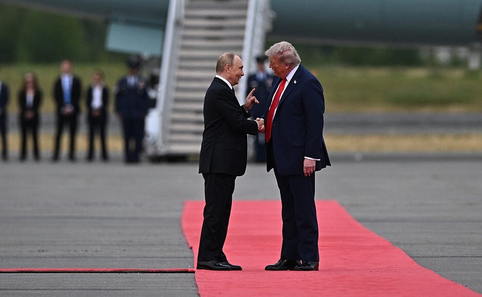 El presidente norteamericano, Donald Trump, recibe a su homólogo ruso, Vladimir Putin, a su llegada a Alaska