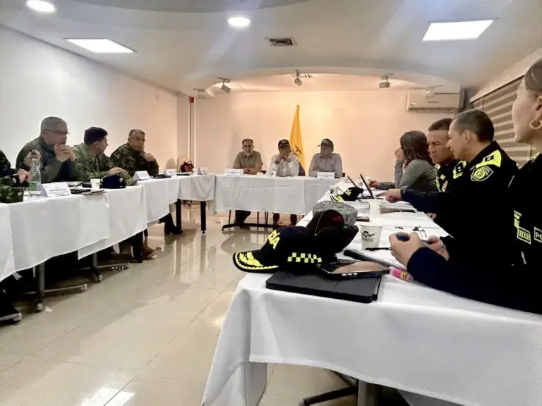 Seis muertos y 76 heridos en un ataque con explosivos junto a una base militar en Colombia