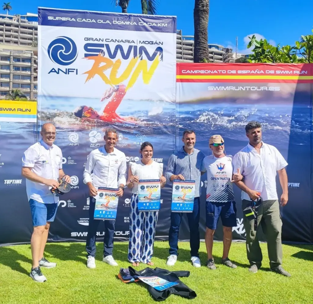 La prueba, que tendrá lugar el 6 de septiembre, incluye una travesía de natación de 2.600 metros y una carrera a pie de 6.500 metros. Imagen de la presentación de la Anfi Mogán Swim Run. Anfi.