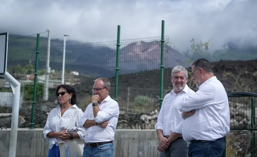 Clavijo espera que el CEIP La Laguna sea un símbolo de la resiliencia y recuperación de La Palma. Europa Press.