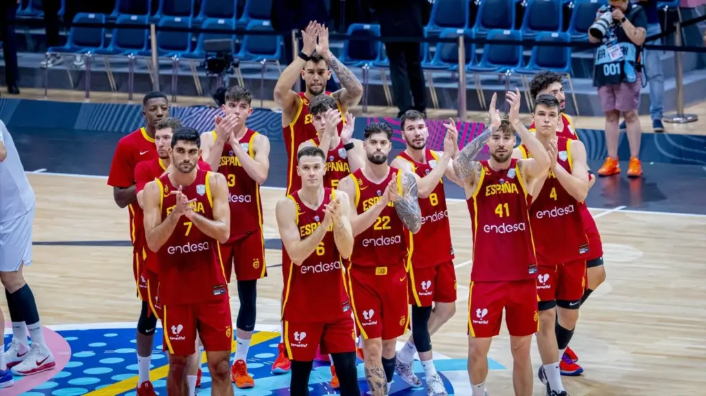 Los jugadores de la selección española, tras el partico contra Georgia en el Eurobasket 2025
