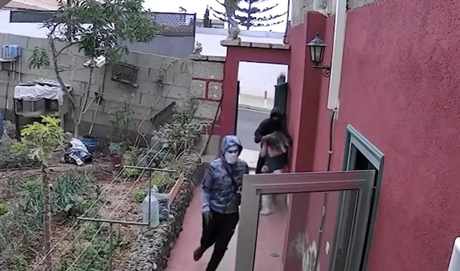 Momento del asalto captado por la cámara de seguridad de la vivienda