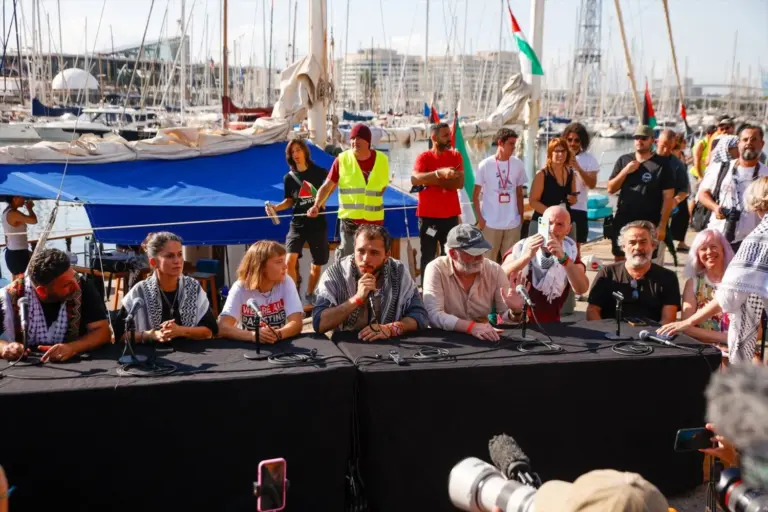 Greta Thunberg critica el silencio mundial ante Gaza en la salida de la flotilla desde Barcelona