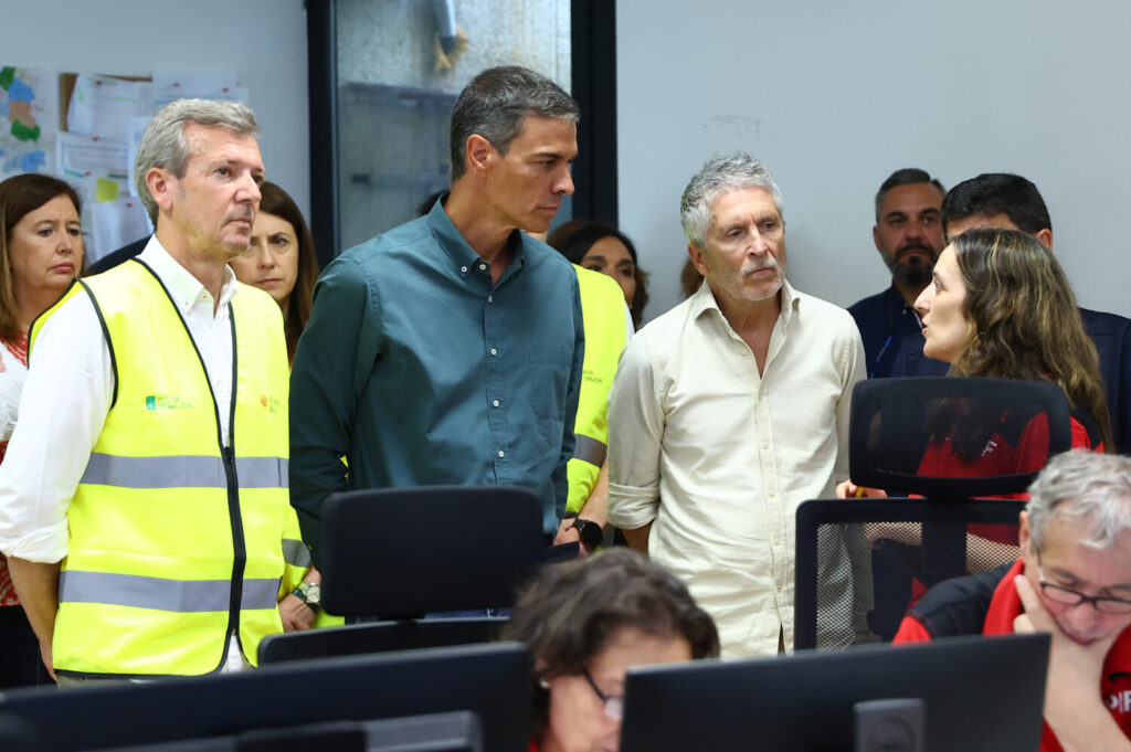 El presidente del Gobierno, Pedro Sánchez, junto al presidente presidente de la Xunta de Galicia, Alfonso Rueda, y el ministro del Interior, Fernando Grande-Marlaska
