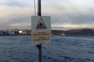 30 fallecidos por ahogamiento en Canarias hasta julio. Un bandera roja ondeando en una playa de la capital grancanaria/ Canarias, 1500 Km de Costa.