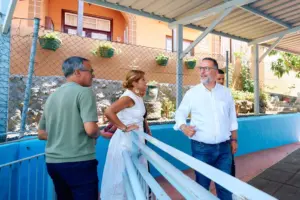 El consejero de Educación del Gobierno de Canarias, Poli Suárez, durante su visita al CEIP María Milagros Acosta García antes de su reapertura