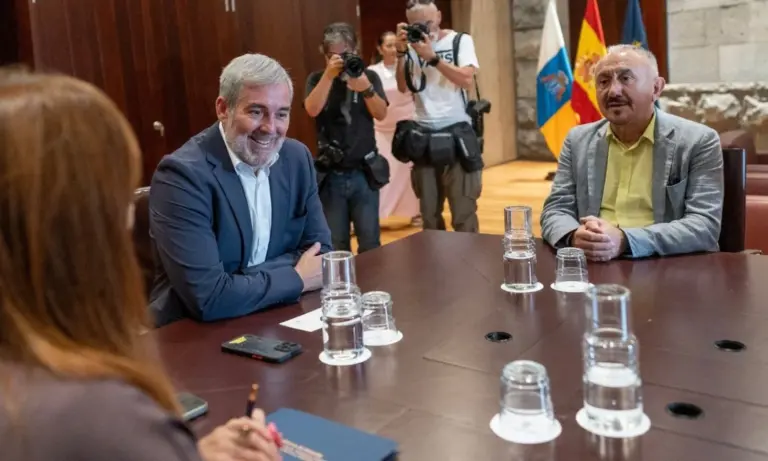 Clavijo le traslada a Pepe Álvarez (UGT) que está dispuesto a debatir la jornada de 37,5 horas