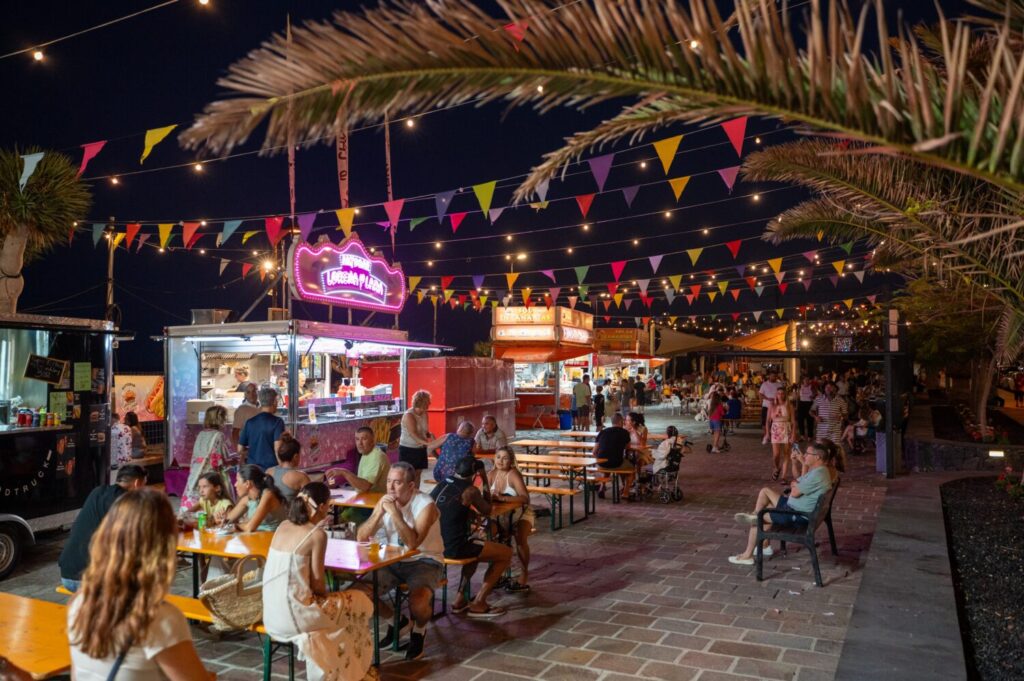 Candelaria habilita la Plaza de los Pescadores para las Fiestas en Honor a la Patrona de Canarias. Puestos de comida y mesas en la Plaza de Los Pescadores/ Ayuntamiento de Candelaria.