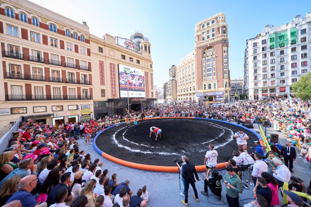 Imagen del terrero de Lucha Canaria con arena del Tajogaite que se instaló en Callao para celebrar el Día de Canarias