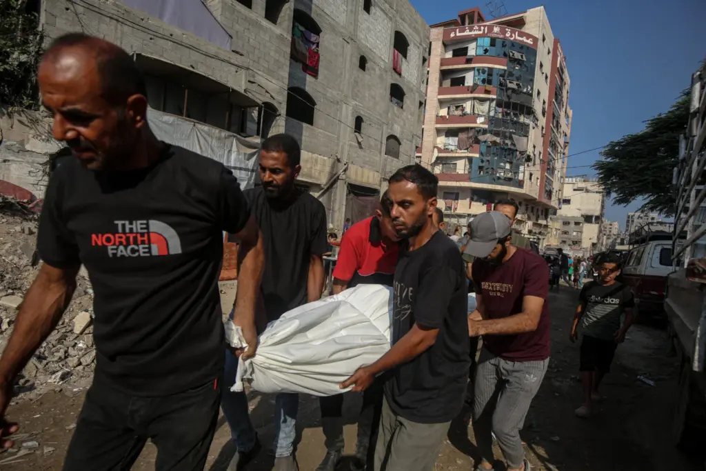 Un niño ha muerto por disparos israelíes en Al Qarara, al norte de Jan Yunis, según ha informado el Complejo Médico Nasser de la ciudad de Gaza