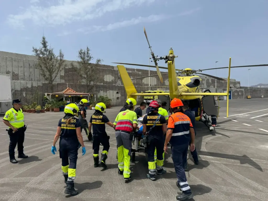 En estado crítico tras caer a la vía pública en Mogán. Efectivos del SUC trasladando al afectado/ Imagen: 112 Canarias.