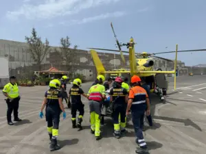 En estado crítico tras caer a la vía pública en Mogán. Efectivos del SUC trasladando al afectado/ Imagen: 112 Canarias.