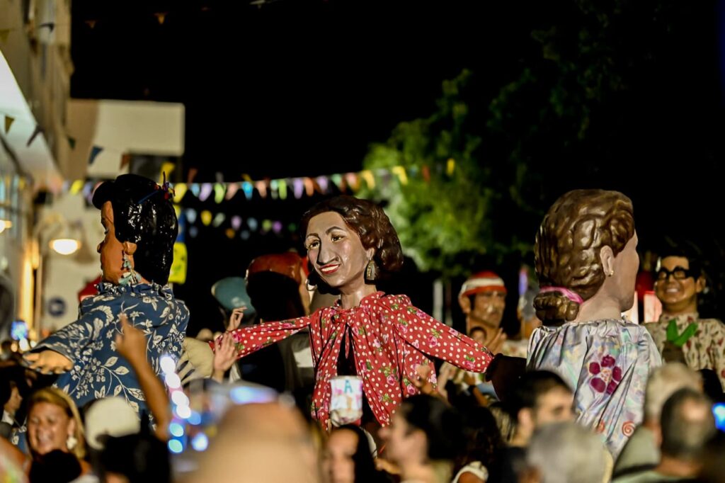 Algunos de los papagüevos que bailaron en La Retreta de este 2025