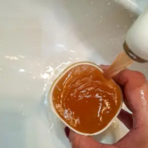 Los vecinos de Guarchago denuncian el mal estado del agua. Agua amarillenta en un grifo del barrio de Guarchago/ PSOE San Miguel de Abona.