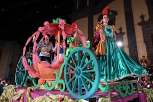 El Desfile de Carrozas en Guía permitirá disfrutar de ‘Una noche en París’