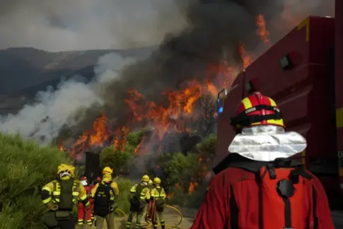 Galicia y Castilla y León continúan su lucha contra los incendios, 36 entre las dos comunidades