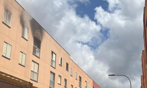Un incendio en El Rocío obliga a evacuar un edificio