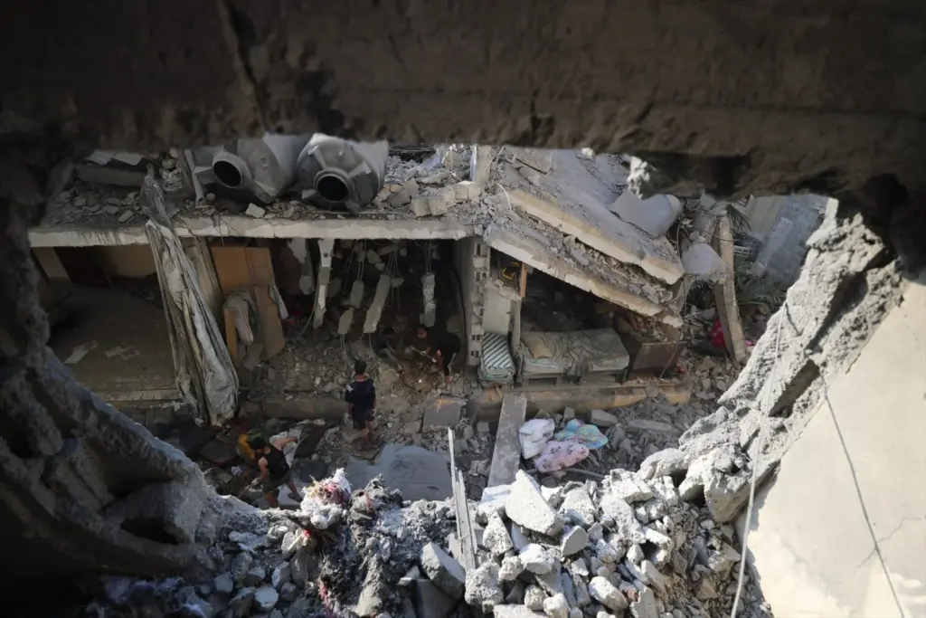 Archivo - Ataque israelí contra una vivienda en ciudad de Gaza - Omar Ashtawy