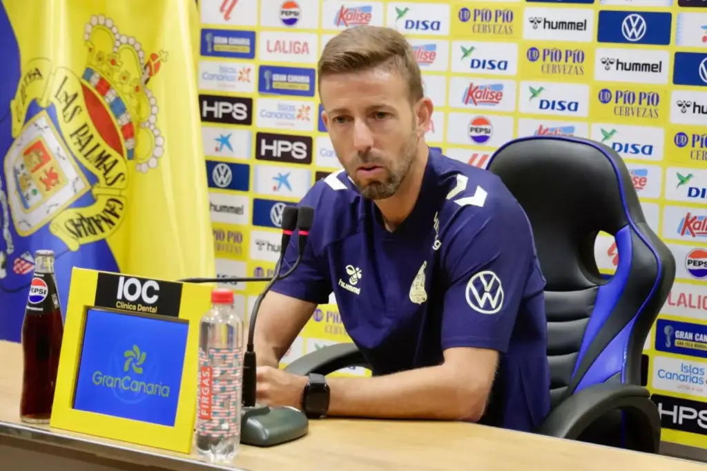 EL entrenador de la UD Las Palmas, Luis García, durante una rueda de prensa