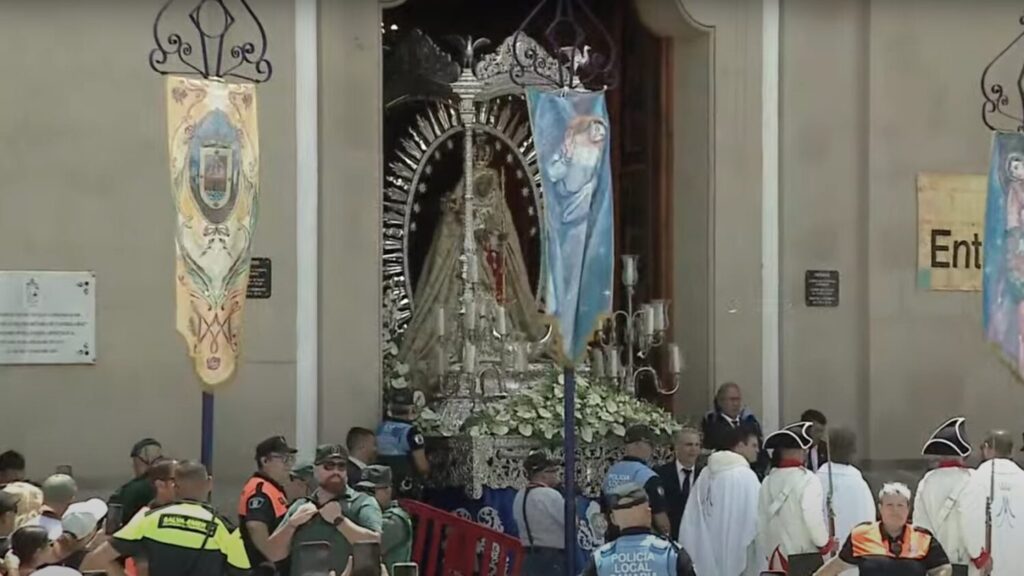 La Virgen de Candelaria sale de la Basílica para inicia la procesión. Imagen RTVC
