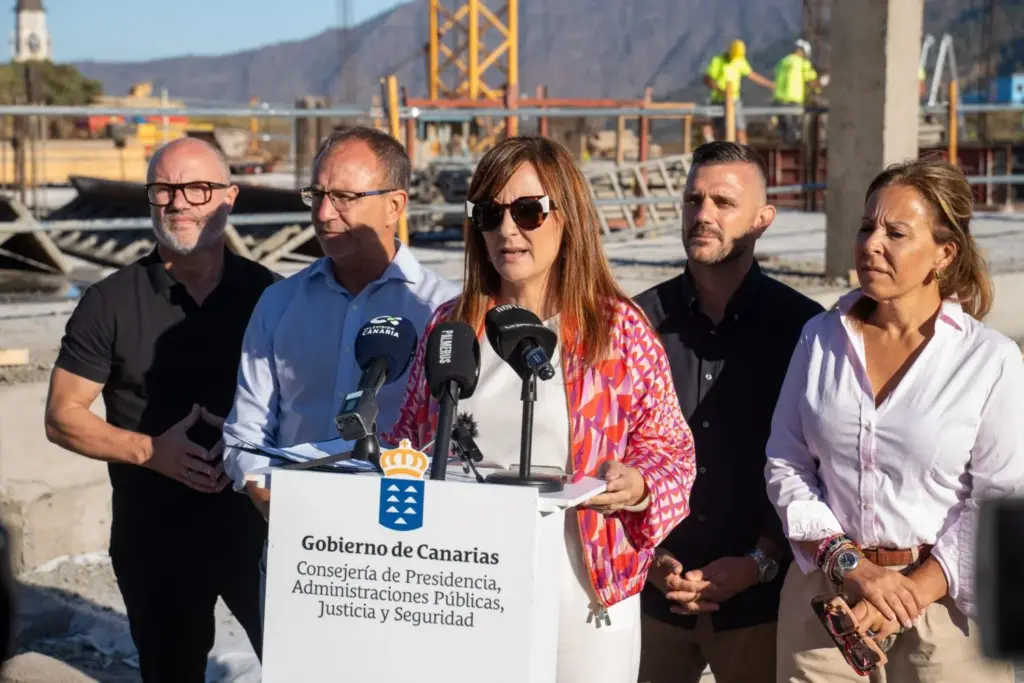 La consejera de Presidencia, Nieves Lady Barreto, junto al presidente del Cabildo de La Palma, Sergio Rodríguez, y resto de autoridades en el acto de El Paso 