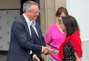 El alcalde de Los Llanos de Aridane, Javier Llamas, y la ministra de Defensa, Margarita Robles. Imagen: Ayuntamiento de Los Llanos de Aridane / Europa Press