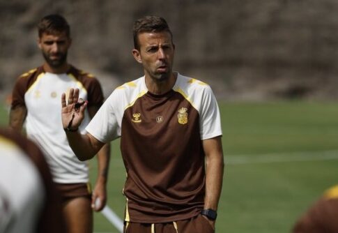 Luis García ve a su equipo «preparado» para transmitir «alegría e ilusión» en el primer partido de competición