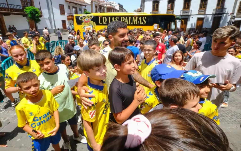 Aficionados de la UD Las Palmas durante la ofrenda/ Imagen: UD Las Palmas.