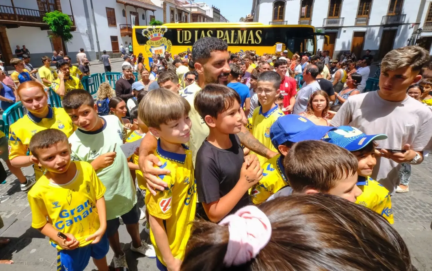 La UD Las Palmas realiza su ofrenda floral a la Virgen del Pino
