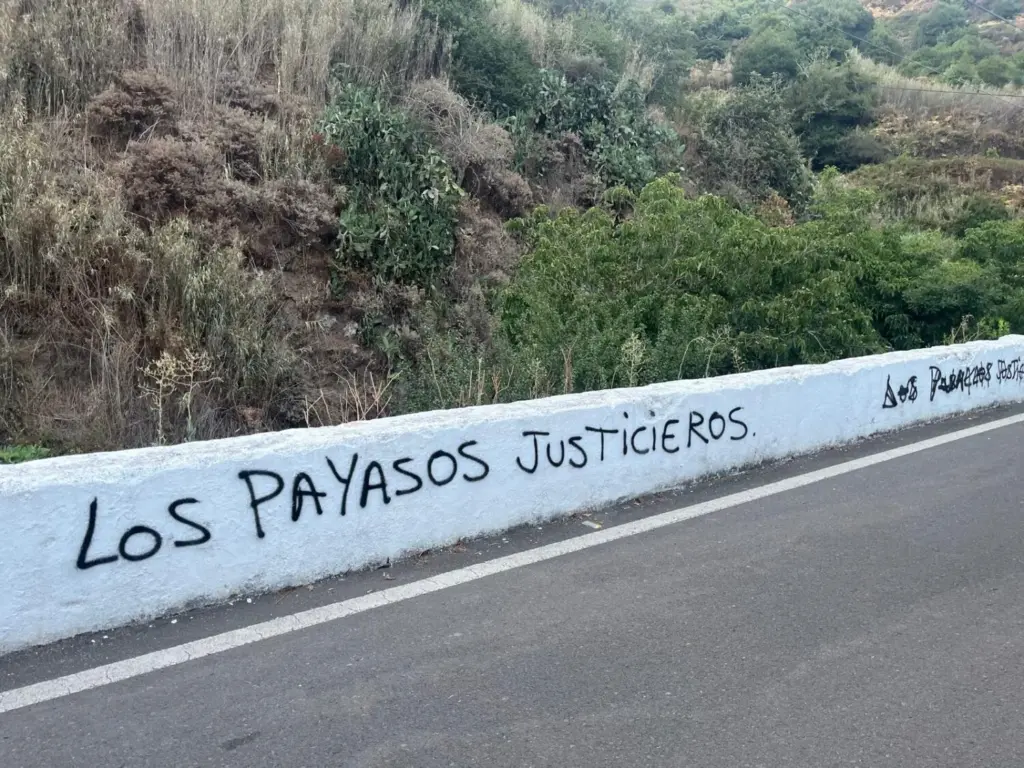 Pintada que denuncian que es autoría de un vecino conflictivo del barrio de Valsendero, en Valleseco, Gran Canaria
