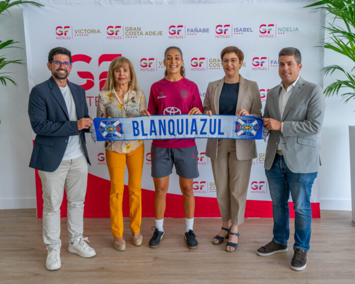 La jugadora Ari Arias durante su presentación con el Costa Adeje Tenerife