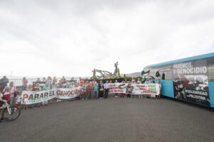 La guagua circulará por la isla rotulada con un mensaje de solidaridad con Palestina y difundirá un vídeo de concienciación