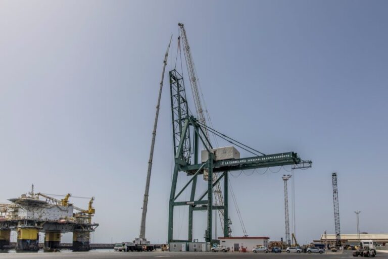 El puerto de Santa Cruz de Tenerife retira la última grúa portainer