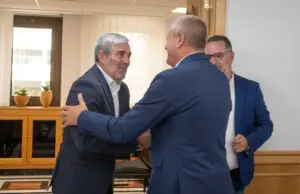 El presidente del Gobierno de Canarias, Fernando Clavijo, junto al alcalde de Teror, José Agustín Arencibia.