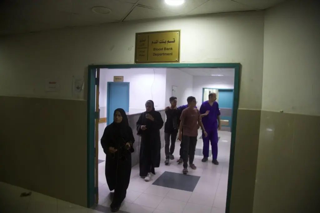 Un grupo de personas en el hospital Nasser, en Jan Yunis / Europa Press