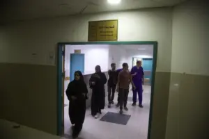 Un grupo de personas en el hospital Nasser, en Jan Yunis / Europa Press
