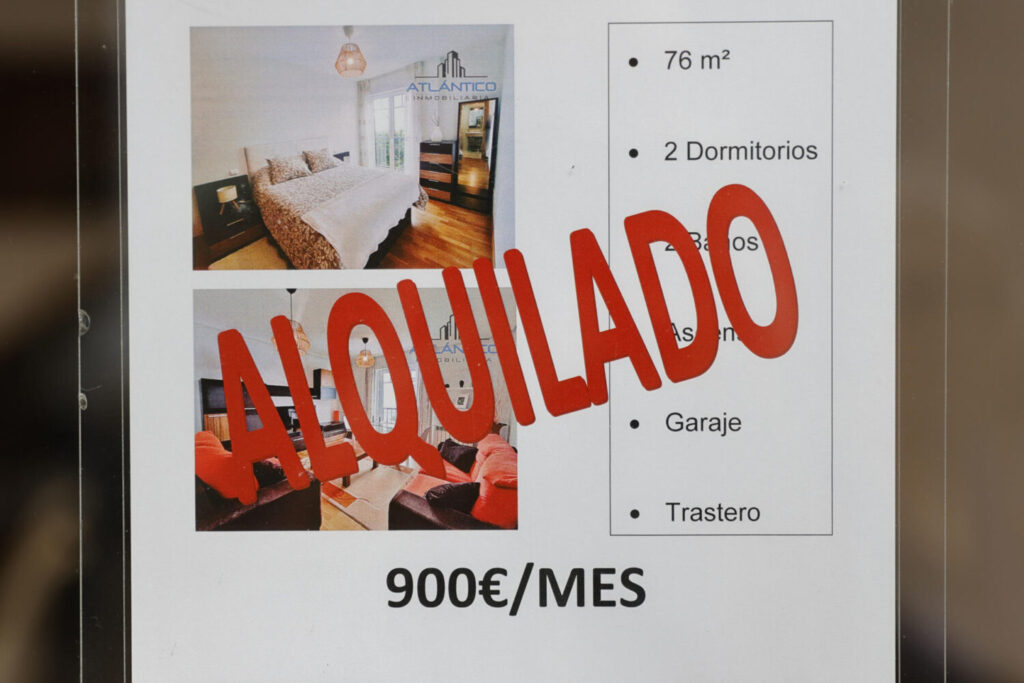 Imagen de archivo de un anuncio de una vivienda alquilada en una agencia inmobiliaria