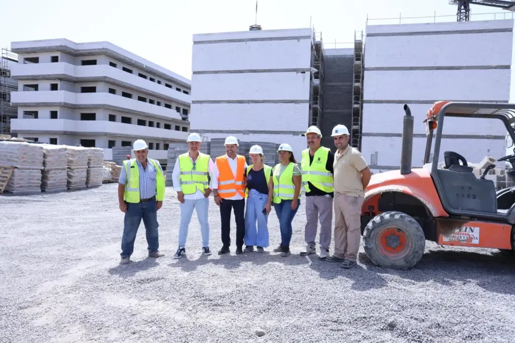 El presidente del Cabildo de Lanzarote, Oswaldo Betancort, junto a representantes del Gobierno de Canarias, durante la visita a las obras de las 201 viviendas públicas en el barrio de Maneje, en Arrecife.