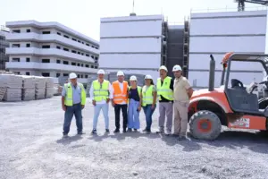 El presidente del Cabildo de Lanzarote, Oswaldo Betancort, junto a representantes del Gobierno de Canarias, durante la visita a las obras de las 201 viviendas públicas en el barrio de Maneje, en Arrecife.