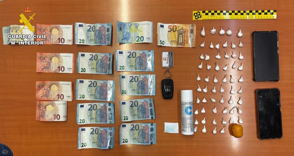 Dinero y drogas intervenida por la Guardia Civil a las personas detenidas