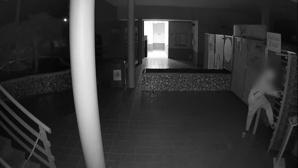 Imagen de seguridad de un robo con fuerza en La Oliva
