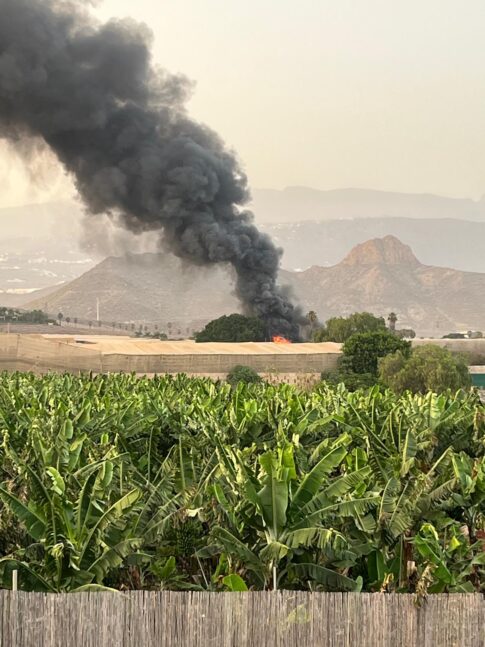 Un incendio en el sur de Tenerife genera una densa humareda