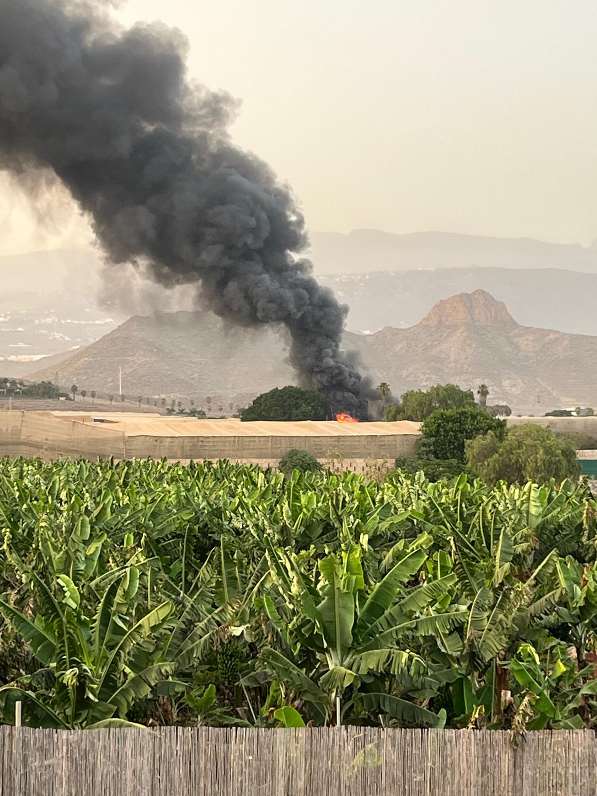 Un incendio en el sur de Tenerife genera una densa humareda
