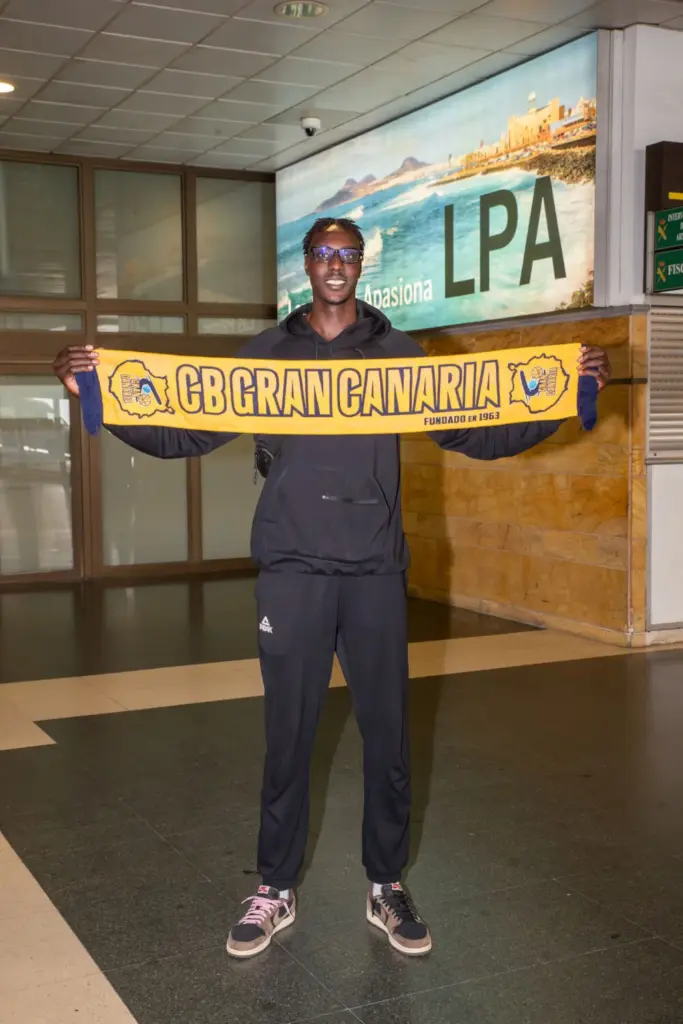 Kur Kuath tras su llegada al aeropuerto de Gran Canaria
