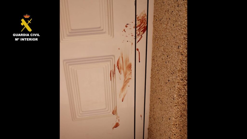 La puerta de una de las habitaciones a las que accedió el menor para agredir a una mujer en Costa Calma