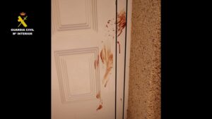 La puerta de una de las habitaciones a las que accedió el menor para agredir a una mujer en Costa Calma