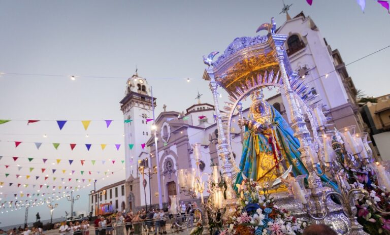 Vive en directo la devoción por la Morenita con la Parada Militar, los actos solemnes y la Gala Ofrenda
