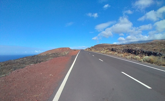 Una llamada desde el CECOPIN del Cabildo de El Hierro alertaba de que se había localizado un vehículo precitado en un barranco en las inmediaciones de la carretera HI-400, en El Pinar
